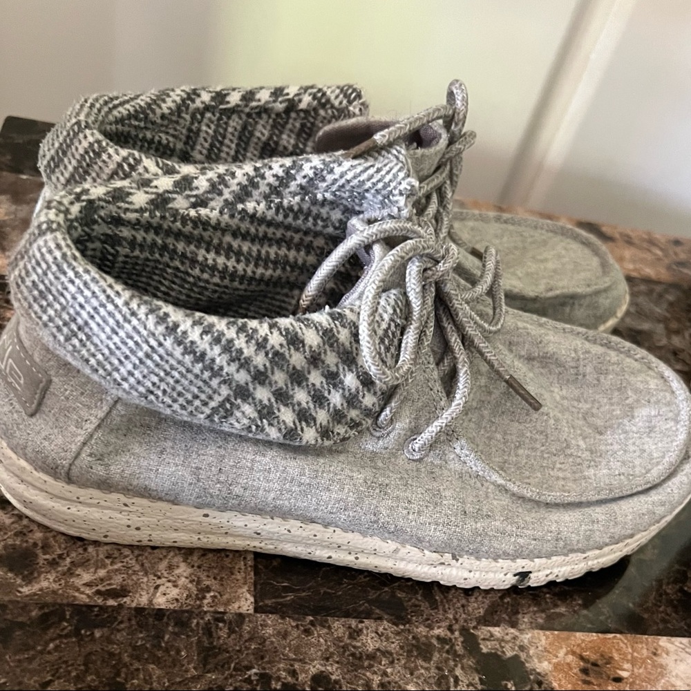 Hey Dudes  size 6